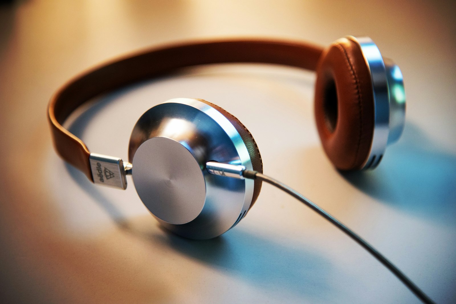 Wired headphones with metal cups and leather pads